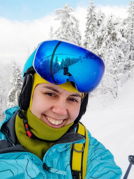 Femme Souriante Skieur Prendre Selfie Photo Hiver Saison — Photo