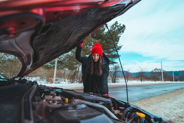 Mujer Mirando Coche Motor Carretera Asistencia Concepto Invierno Temporada — Foto de Stock