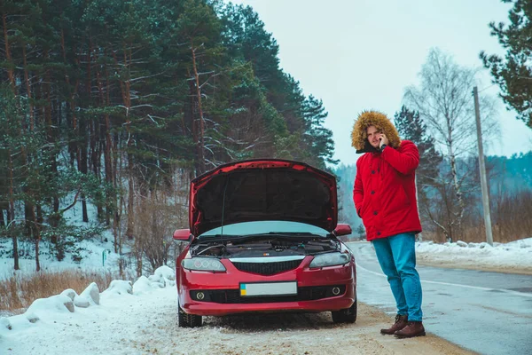 Ember Áll Törött Autó Mellett Szélén Havazott Téli Időjárás Másolás — Stock Fotó
