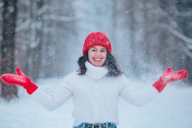 Güzel bir kadın portresi. Karlı bir ormanda. Kopya alanı.