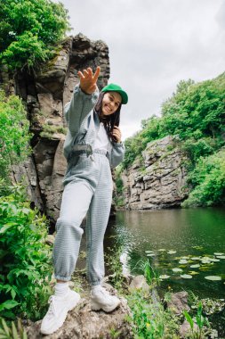Yürüyüşçü kadın, doğadaki kanyon güzelliğinin tadını çıkarıyor.