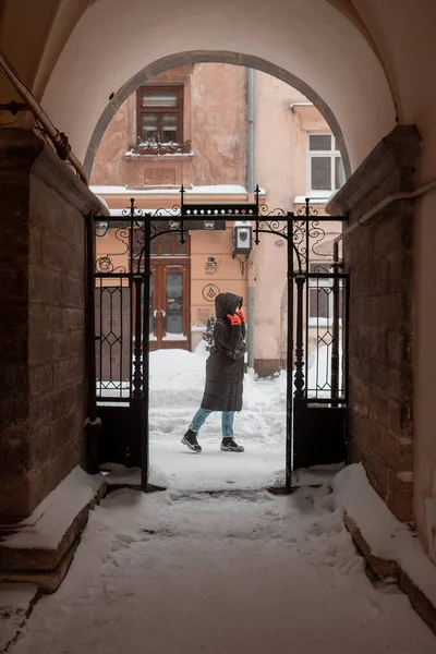 Mujer Abrigo Invierno Caminando Por Calle Ciudad Acera Después Tormenta — Foto de Stock