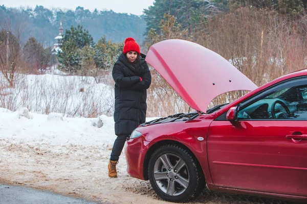 Mulher Olhando Motor Quebrado Carro Inverno Estrada Lado Cópia Espaço — Fotografia de Stock