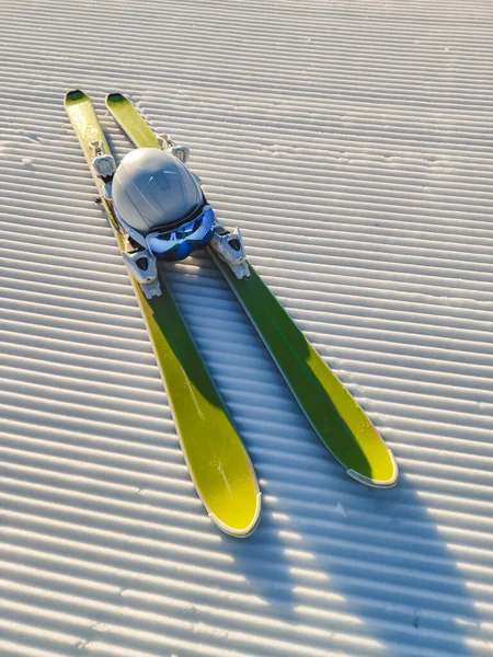 朝のベルベットのコピースペースでヘルメットとゴーグルでスキー — ストック写真