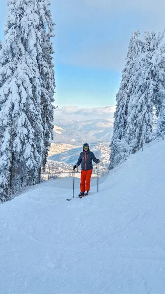 Homem Esquiador Retrato Com Montanhas Fundo Ucraniano Carpathian Montanhas — Fotografia de Stock