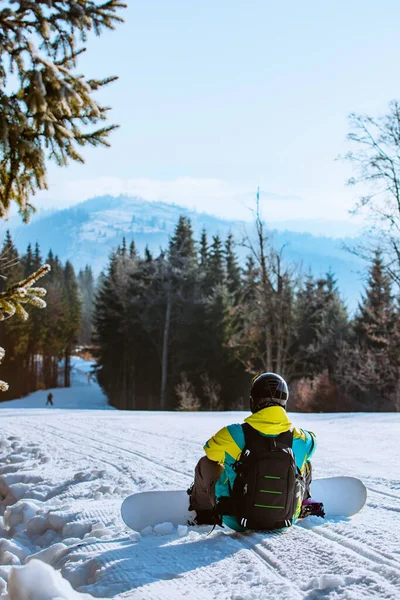 Man Zittend Heuvel Klaar Voor Snowboarden Kopieerruimte — Stockfoto