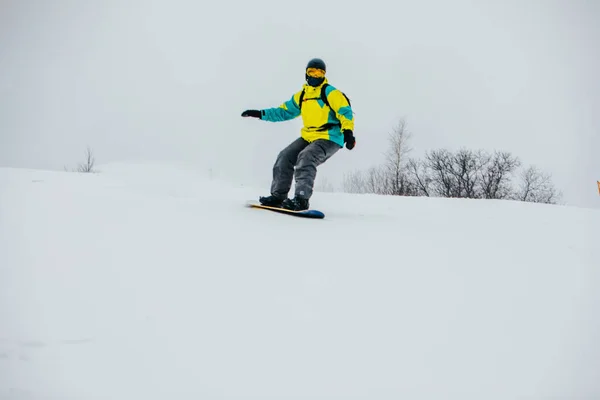 Człowiek Snowboardzista Stoku Narciarskim Kopia Przestrzeń Zima Sport — Zdjęcie stockowe