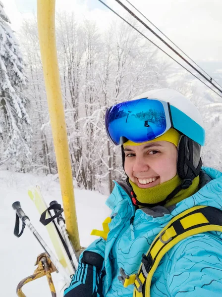 Mulher Sorrindo Esquiador Tirar Foto Selfie Temporada Inverno — Fotografia de Stock