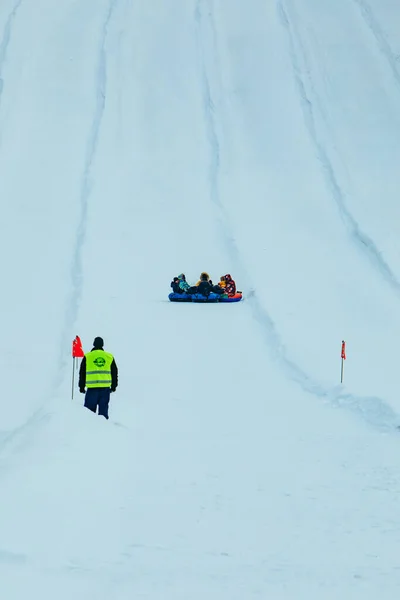 Les Gens Amusent Neige Tubant Vers Bas Par Colline Hiver — Photo