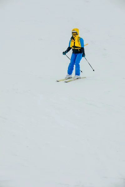 Kayak Pistinde Kayak Yapan Kadın Kayakçı — Stok fotoğraf