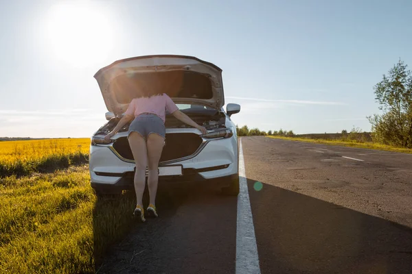 Žena Při Pohledu Motor Auto Volání Silniční Asistent Pojištění — Stock fotografie