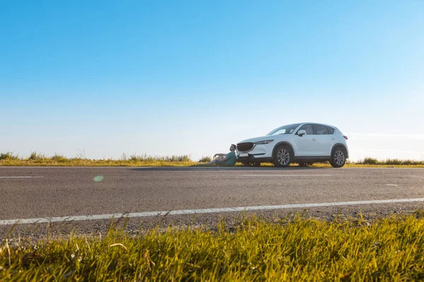 Viaggiatore Uomo Seduto Vicino Auto Bordo Della Strada Speedway Tramonto — Foto Stock