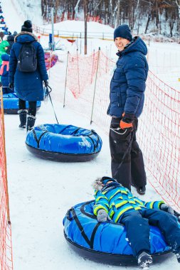 Kar boruları için sıra. İnsanları tepeye çek. kış aktiviteleri