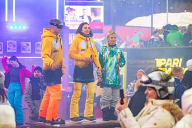 Snowboard gününden sonra insanlar partide dans ediyor. Kayak merkezi. Kış tatili atlas hafta sonu