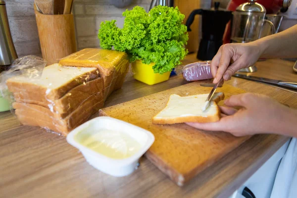 Κάνοντας Πρωινό Σάντουιτς Στο Σπίτι Κουζίνα Αντίγραφο Χώρο — Φωτογραφία Αρχείου