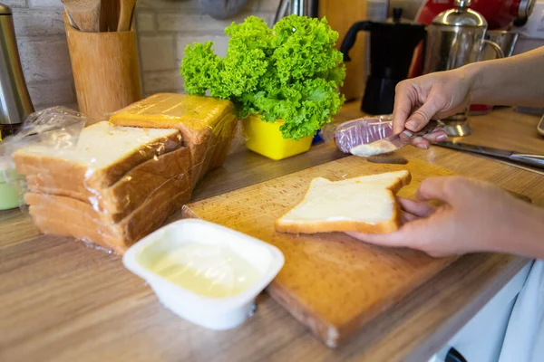 Fazendo Sanduíche Manhã Casa Cozinha Espaço Cópia — Fotografia de Stock