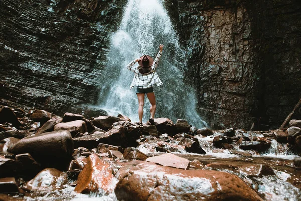Vrouw Reiziger Genieten Uitzicht Waterval Kopiëren Ruimte — Stockfoto