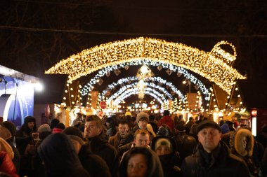 Lviv, Ukrayna - 3 Ocak 2021: insanların noel gezintisine genel bakış