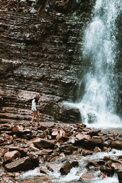 Woman Traveler Enjoying View Waterfall Copy Space — Stock Photo, Image