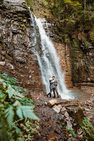 Paar Wandelaars Toeristen Zoek Naar Waterval Kopiëren Ruimte — Stockfoto