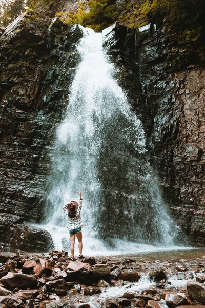 Mulher Viajante Apreciando Vista Espaço Cópia Cachoeira — Fotografia de Stock