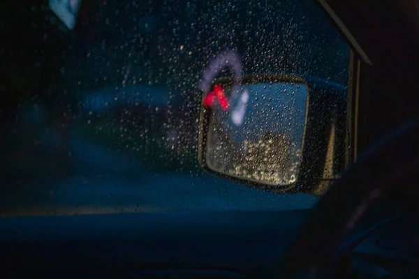 Voiture Nuit Gouttes Pluie Conduite Sur Miroir Latéral Fenêtre — Photo