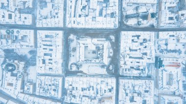 Hava manzaralı lviv şehri kışın sisli gün fotokopi alanı