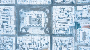 Hava manzaralı lviv şehri kışın sisli gün fotokopi alanı