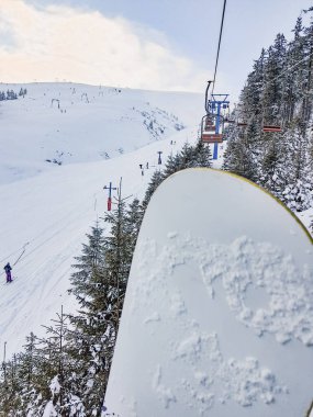 Dağlardaki kayak sandalyesinden görünüm alanı kopyala