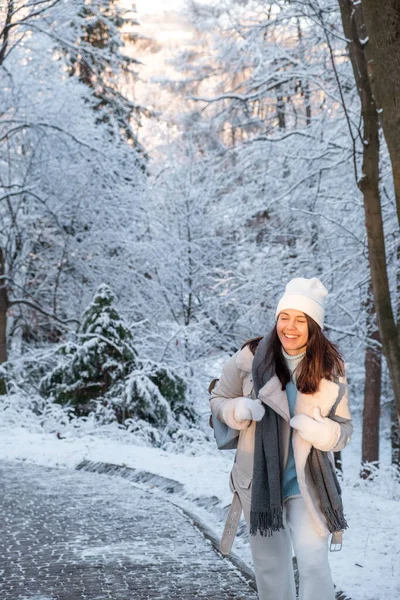 Leende Kvinna Promenader Genom Vinter Park Kopia Utrymme — Stockfoto