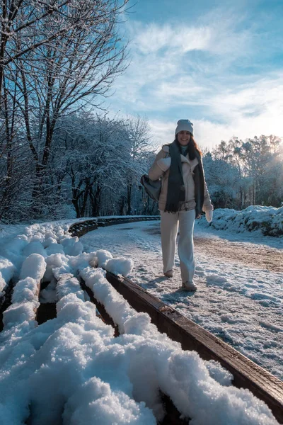 Leende Kvinna Promenader Genom Vinter Park Kopia Utrymme — Stockfoto