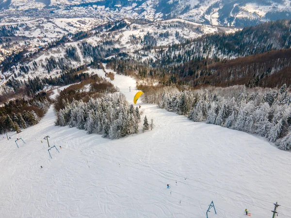 Skieur Parapente Dessus Piste Ski Montagne Sport Extrême — Photo