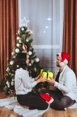 Noel ağacının önünde çekilen çift için fotokopi alanı hediye kartı.