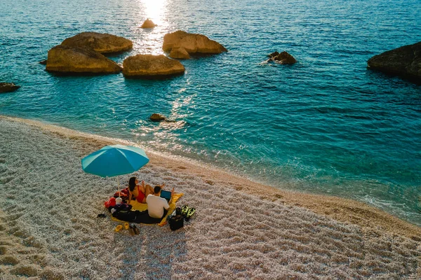 Pareja Sentada Playa Del Mar Disfrutando Vista Del Espacio Copia —  Fotos de Stock