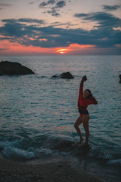 Сексуальная Женщина Наслаждается Видом Закат Над Морем Скопировать Пространство Греческого — стоковое фото