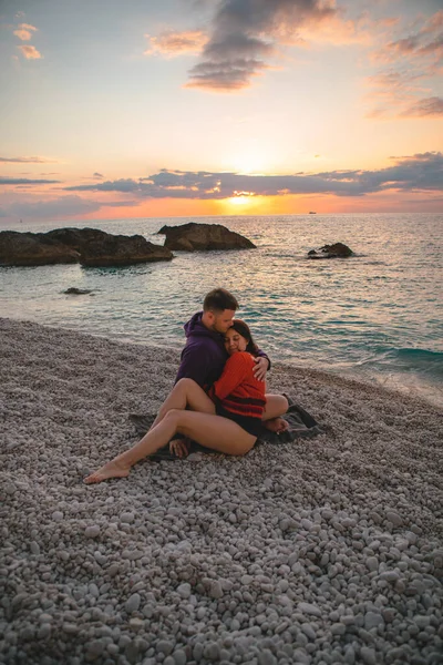 Пара Закоханих Пляжі Насолоджуючись Разом Заходячи Захід Над Морем Грецька — стокове фото