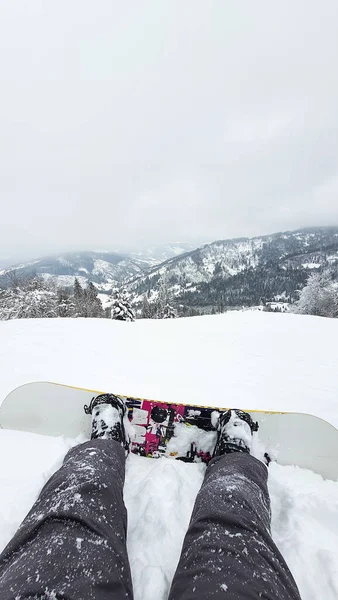 Snowboarder Pessoa Ponto Vista Montanhas Inverno — Fotografia de Stock