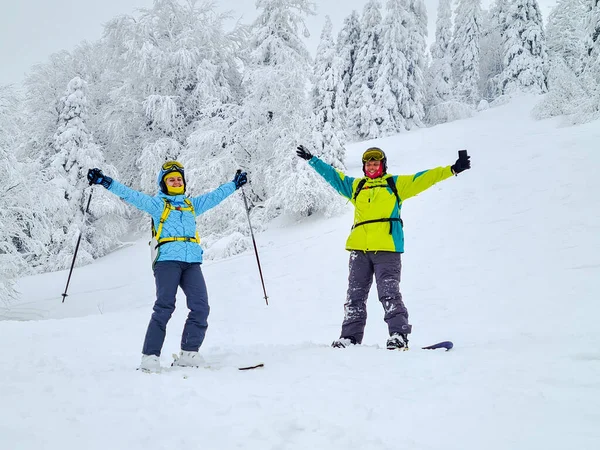 Amigos Esquiador Snowboarder Dia Montanhas Ucranianas Cárpatos — Fotografia de Stock