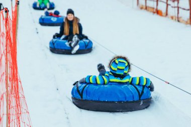 Kar boruları için sıra. İnsanları tepeye çek. kış aktiviteleri