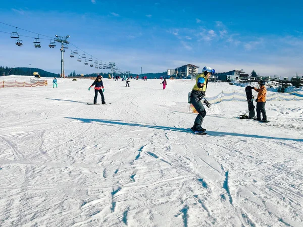 Bukovel Ucraina Dicembre 2019 Donna Sella Allo Snowboard Lungo Collina — Foto Stock