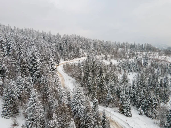 Widok Lotu Ptaka Śnieżną Drogę Karpatach Sezon Zimowy — Zdjęcie stockowe