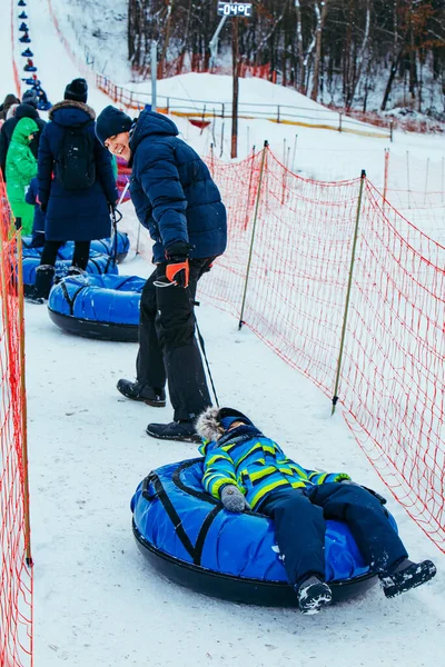 Lijn Voor Sneeuw Slangen Mensen Naar Heuvel Trekken Winteractiviteiten — Stockfoto
