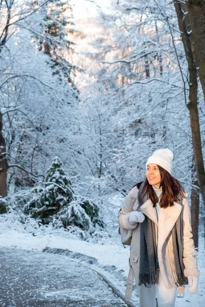 Sonriente Mujer Caminando Por Invierno Parque Copia Espacio — Foto de Stock