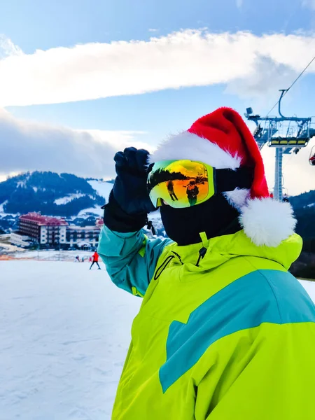 Glücklicher Mann Ski Outfit Mit Weihnachtsmann Roter Weihnachtsmütze Winterberg — Stockfoto