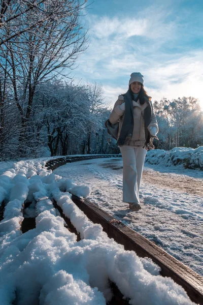 Sonriente Mujer Caminando Por Invierno Parque Copia Espacio — Foto de Stock