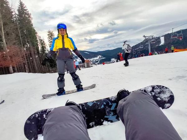 Hombre Sentado Colina Nevada Con Snowboard Mujer Feliz Frente Estación — Foto de Stock