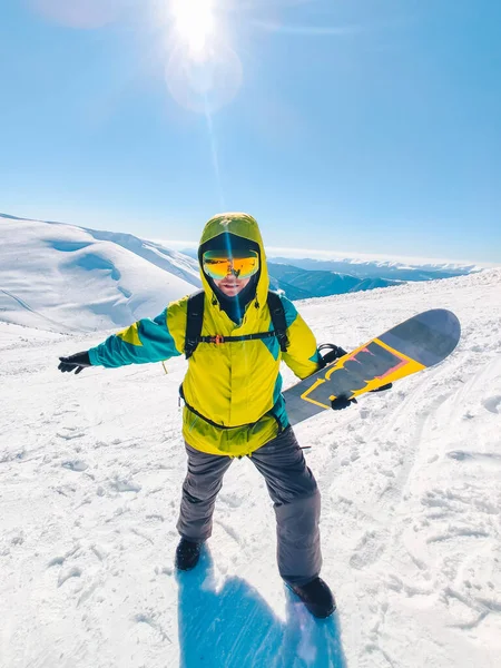 Muž Snowboardista Vrcholu Hor Krásný Výhled Pozadí — Stock fotografie