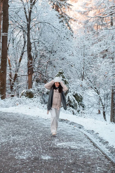 Улыбающаяся Женщина Проходит Мимо Копировального Места Зимнем Парке — стоковое фото