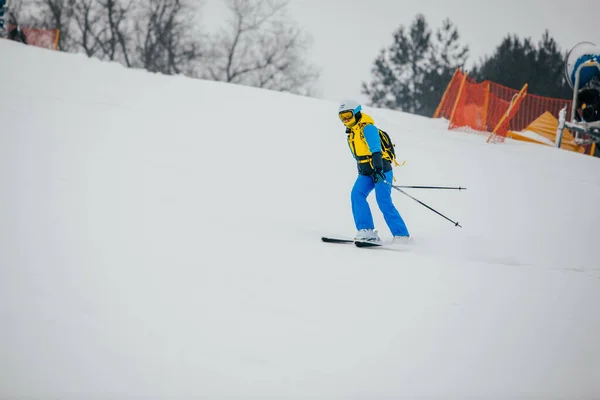 Kvinna Skidåkare Skidbacken Vinter Extrem Sport — Stockfoto