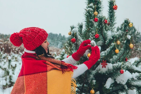 크리스마스 트리 장식하는 아름다운 여인 — 스톡 사진